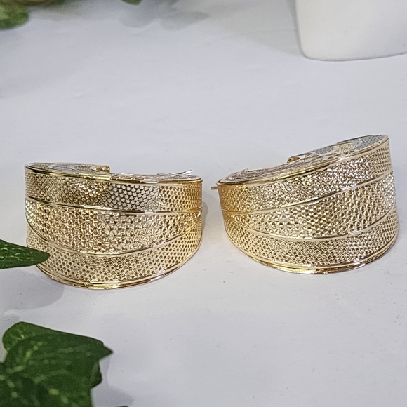 Unique Tricolor Gold Mesh Basket Purse Style Earrings - Picture 3 of 10